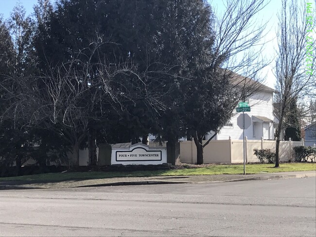 Building Photo - Excellent Location in Fishers Landing near...