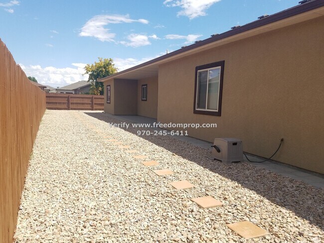 Building Photo - Newer 4 Bedroom 2 Bath Fruita