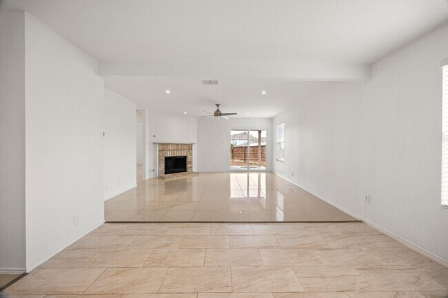 Building Photo - Beautiful 3 bedroom 2 bath home on Big Corner Lot!