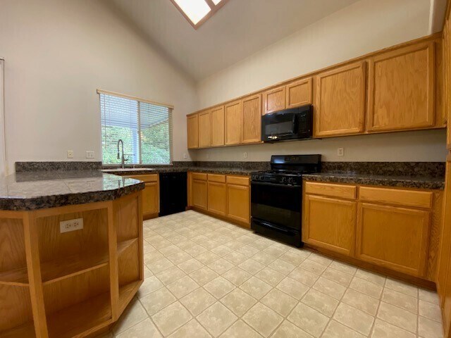 Building Photo - Beautiful and spacious 3-bedroom, 2.5-bathroom home with loft/den in E