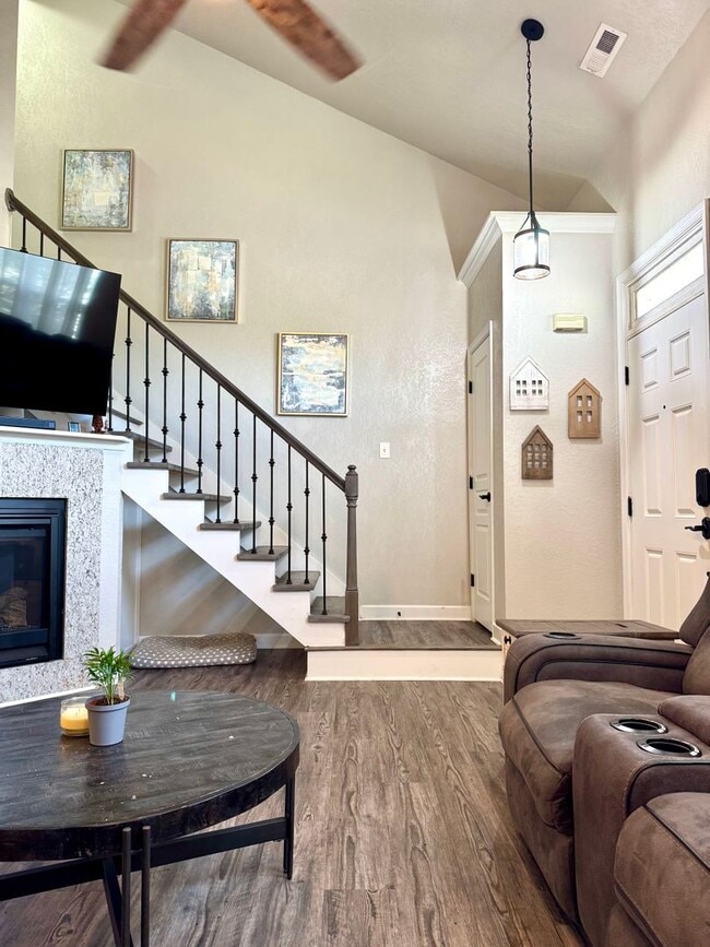 Building Photo - WELCOME HOME to your Beautifully updated townhome.