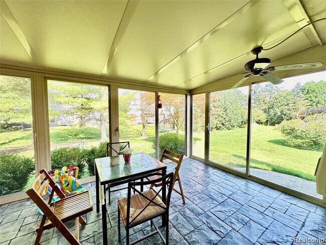 Building Photo - 24397 Venice Dr