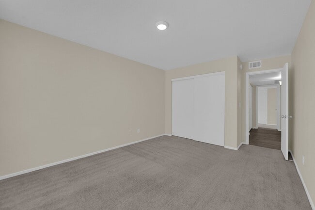 Building Photo - You will love this 2 bedroom condo! Update...