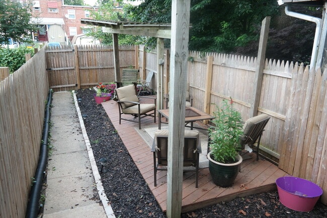 Building Photo - Charming 2 Bedroom/1 Bathroom Townhome in Woodberry, MD - Close to Light Rail!