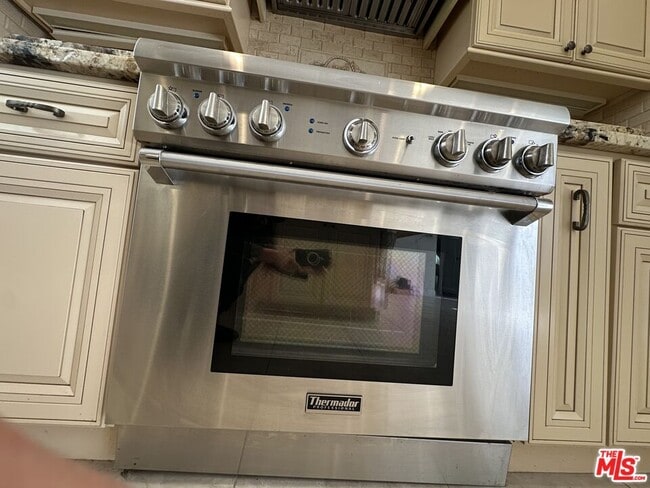 Building Photo - 128 S Swall Dr