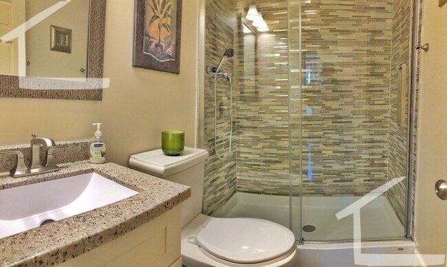 Building Photo - Gorgeous Townhouse in Quincy Avail 9/1