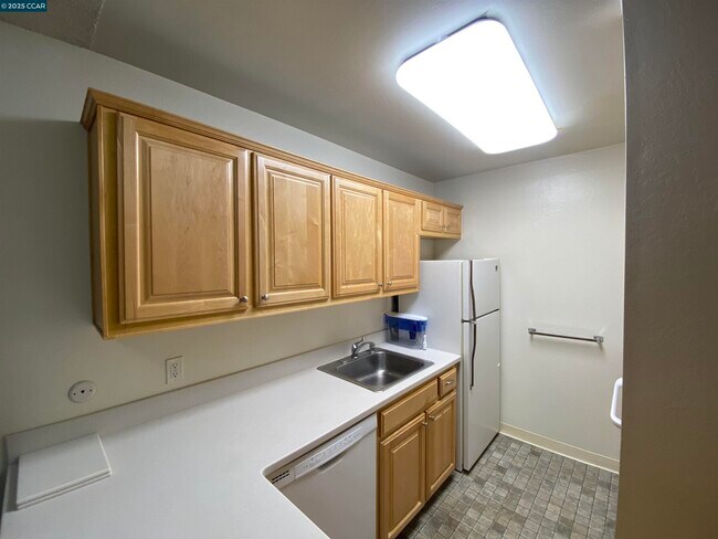 Building Photo - 2730 Oak Rd