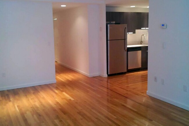 Building Photo - 107 Queensberry St