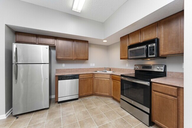 Building Photo - Charming 3BR Townhouse with Garage & Priva...