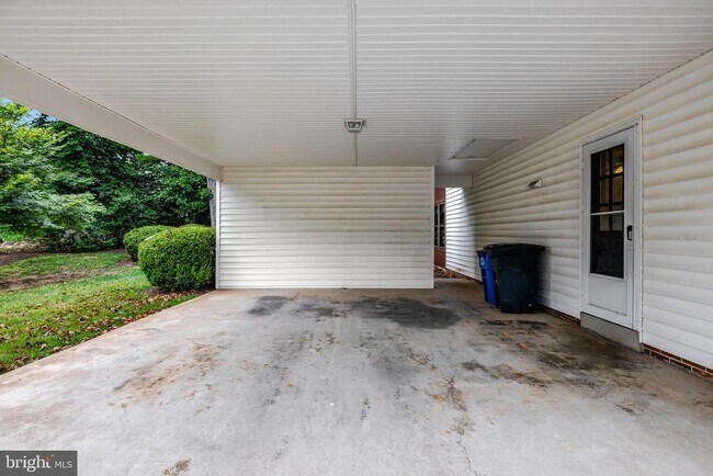 Building Photo - 615 Kearney Ct SW