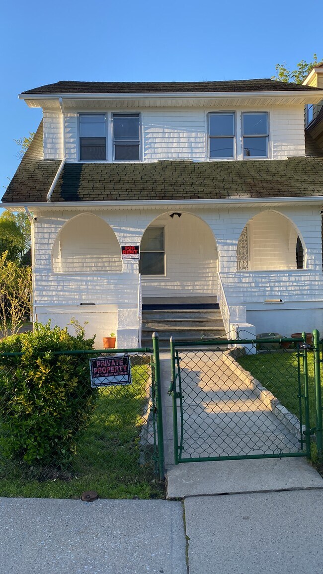 Building Photo - 110 Chauncey Ave