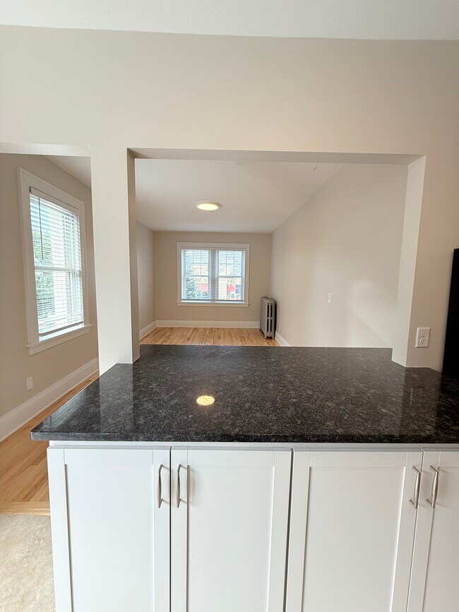 Building Photo - Lake Street