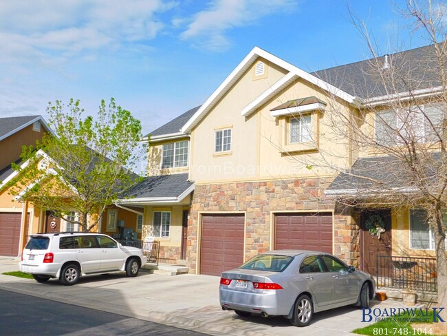 Building Photo - Beautiful 3 Bedroom Townhome End Unit in D...