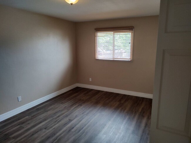 Building Photo - 3 Bedroom - 2  Bedroom - 1656 Sq. Ft - Cas...