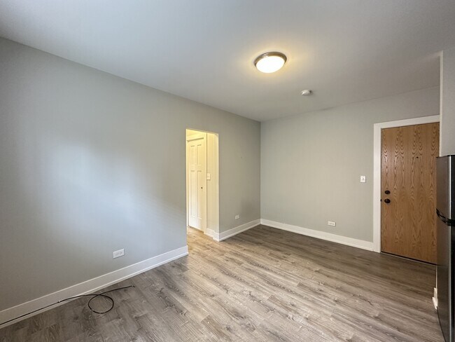 Building Photo - 434.5 W Belden Ave