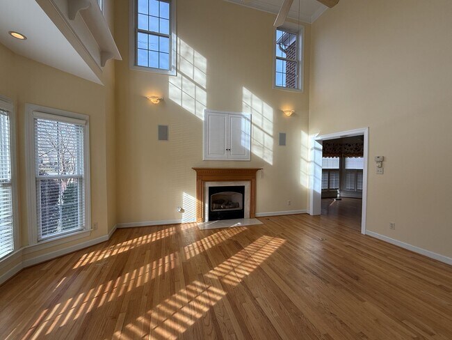 Building Photo - Immaculate End-Unit Townhome in Port Warwick