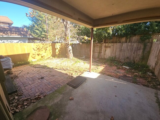 Building Photo - Updated Townhome with Upgrades