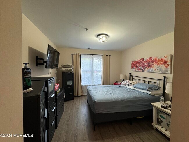 Building Photo - 402 Wedgewood Cir