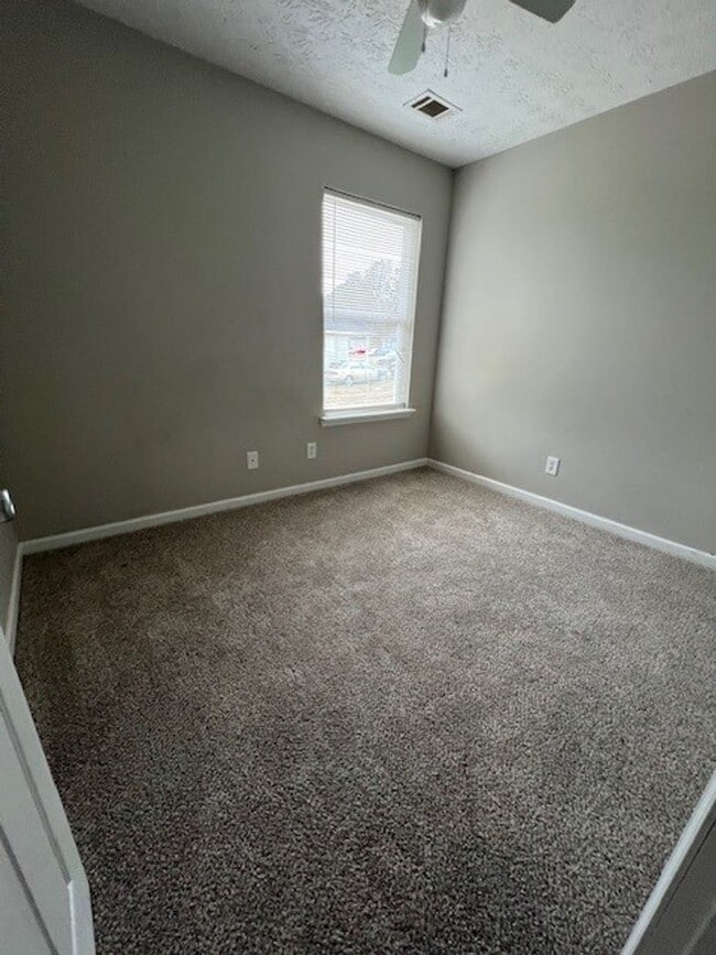 Building Photo - 3 Bedroom, 2 Bath Home