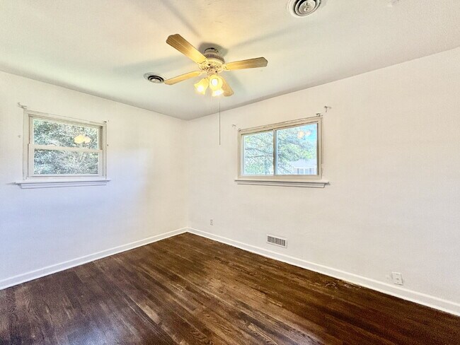 Building Photo - Gorgeous Updated Home in Virginia Beach!