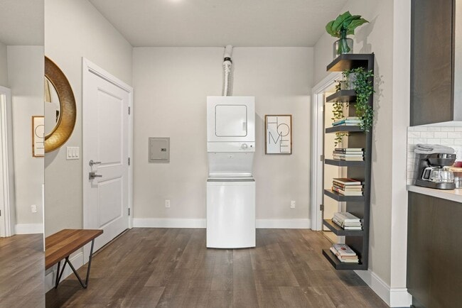 Building Photo - Studio