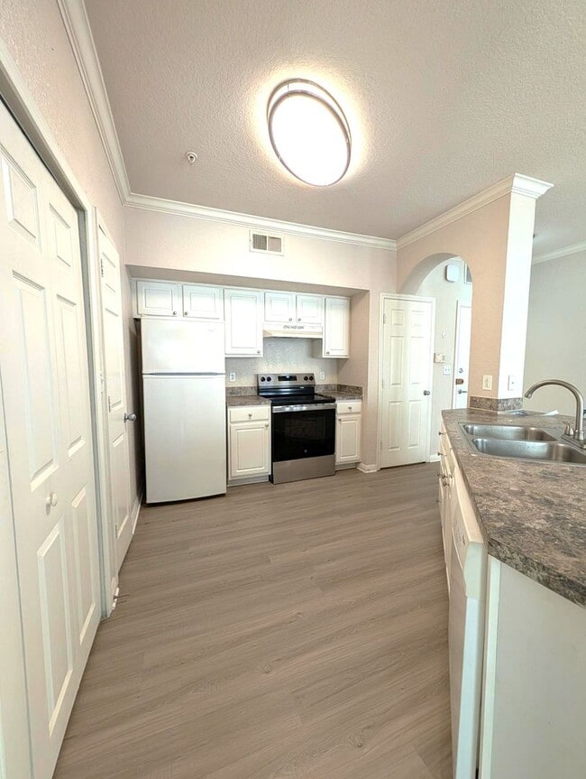 Building Photo - Spacious, bright 1x1 768 square feet! New flooring throughout, full size washer/dryer & balconette!