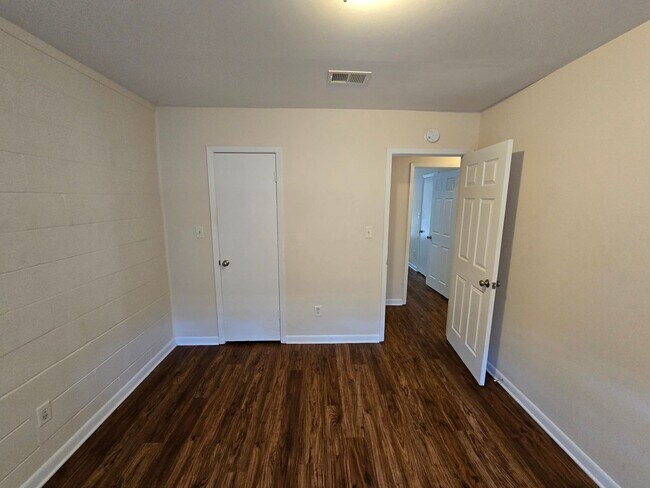 Building Photo - 2 bedroom 1 bath available for rent ~ trash and lawn care included!