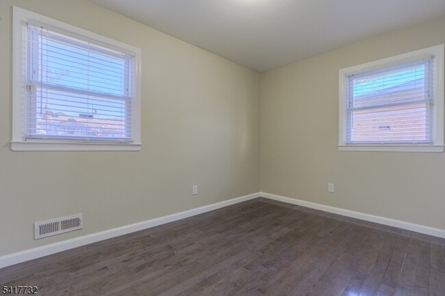 Building Photo - 15 Crown St