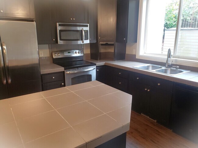 Building Photo - Modern Home in SW Portland