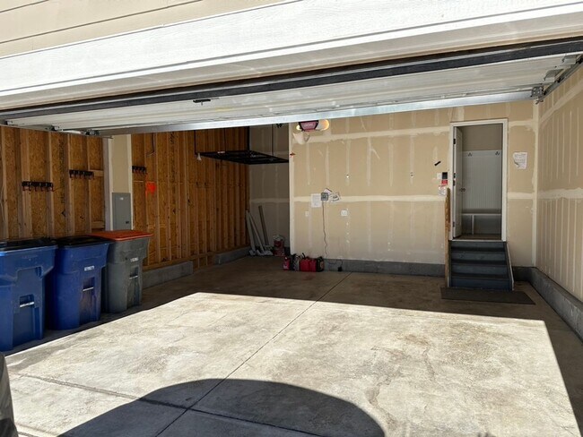 Building Photo - BEAUTIFUL 4BD HOME in NE COL SPGS w/ MAIN-LEVEL MASTER SUITE & AC - Security Deposit Alternative ...