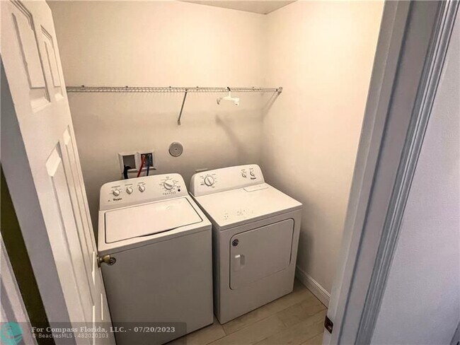 Building Photo - 5870 NW Pine Trail Cir