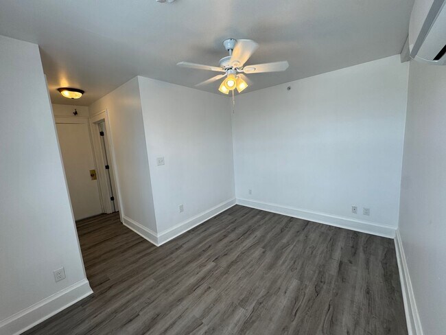 Building Photo - Spacious 1 Bedroom Apartment