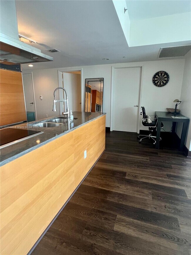 Building Photo - 495 Brickell Ave