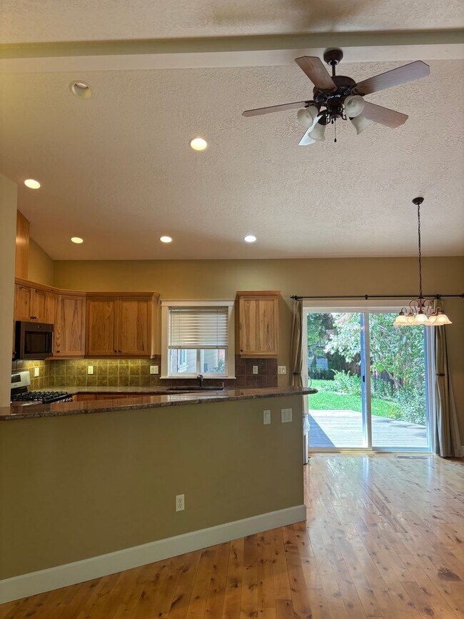 Building Photo - 3 Bed 2 Bath Single level - Fenced Yard-No...