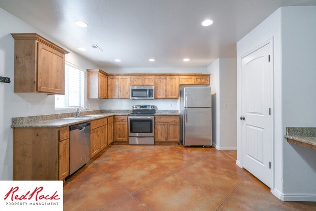Building Photo - End Unit, DOG-FRIENDLY 3 Bedroom Townhome ...