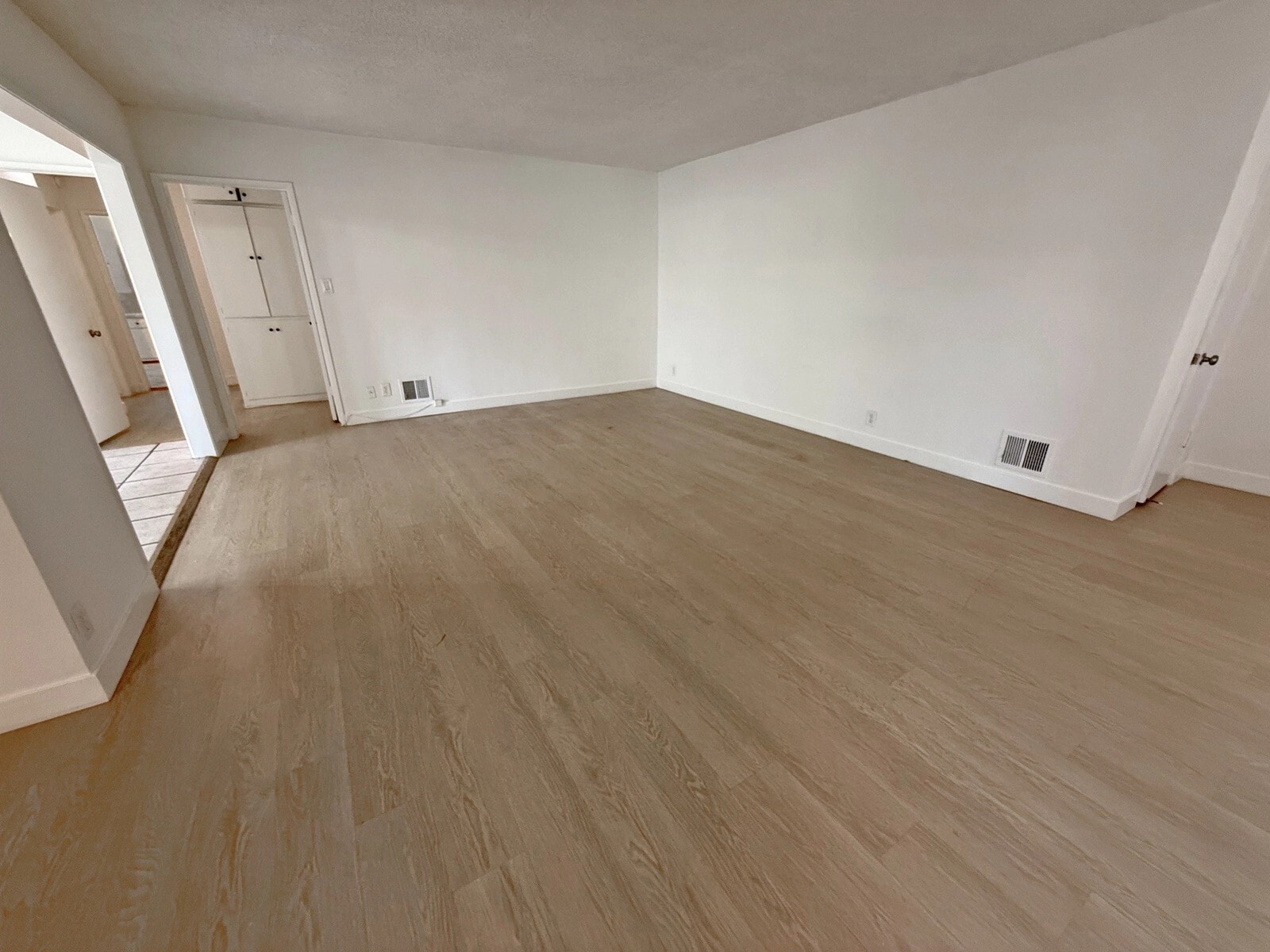 Building Photo - 833 S Plymouth Blvd