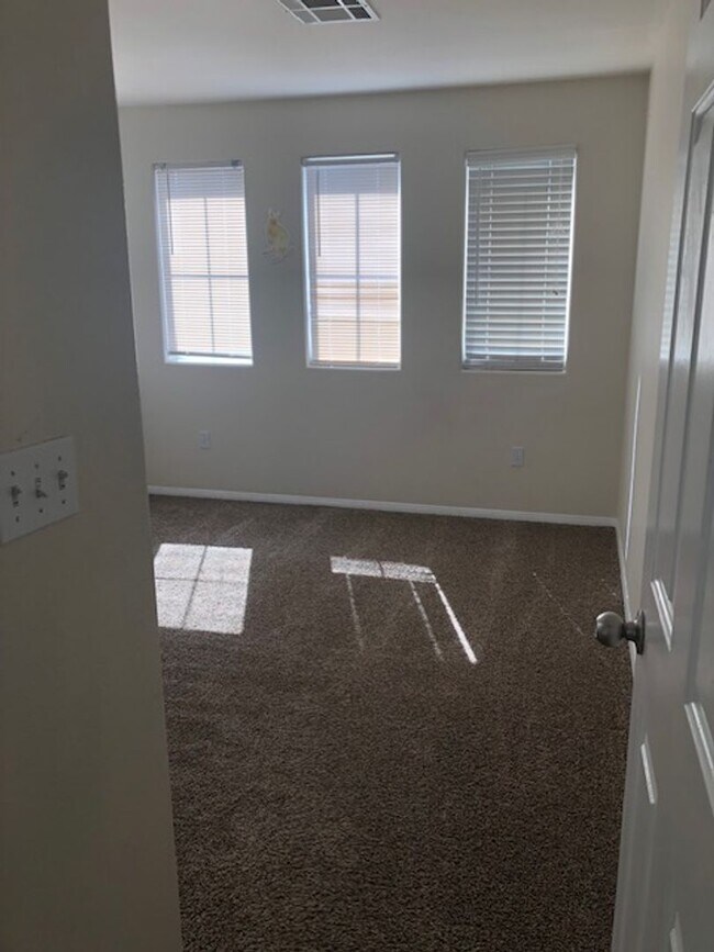 Building Photo - Expansive 3 Bedroom Treat with 2+ Bonus Ro...