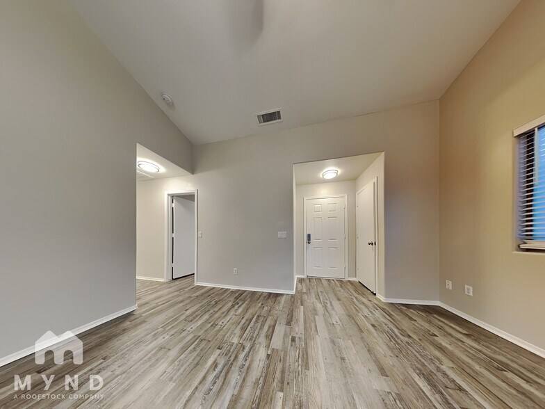 Building Photo - 10740 W Mountain View Dr