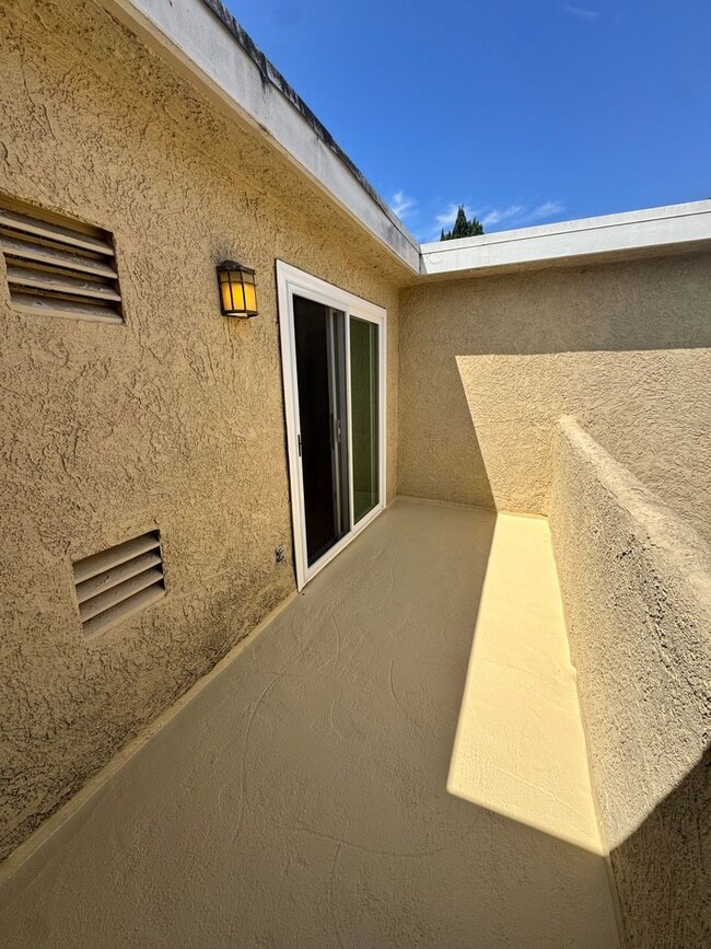 Building Photo - 17762 Paseo Cir