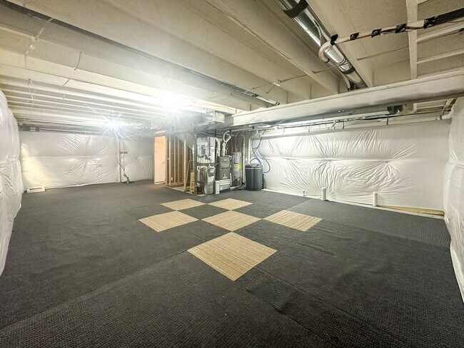 Building Photo - East Facing 3bd 2.5ba paired home in Senderos Creek!