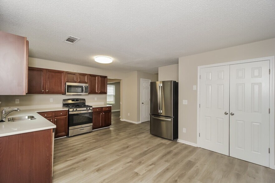 Building Photo - 1037 Summer Cypress Dr