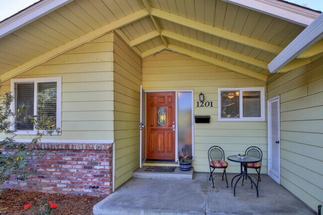 Building Photo - Great Central Davis 3 bedroom 2 bath home
