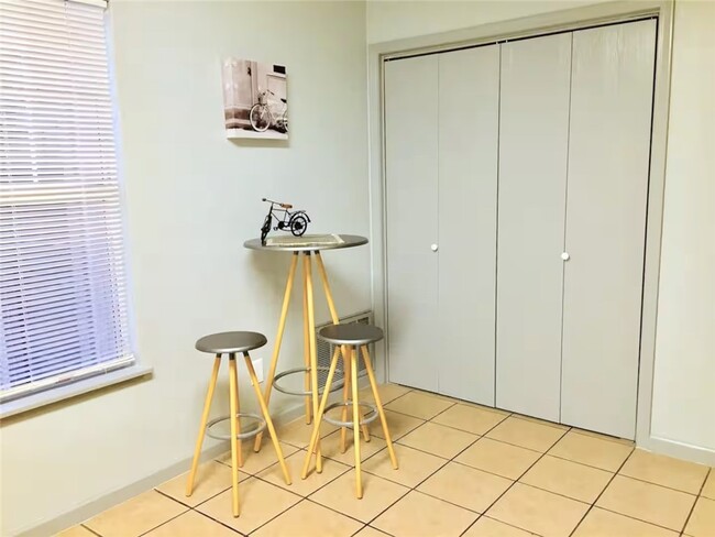 Building Photo - 106 NW Park St