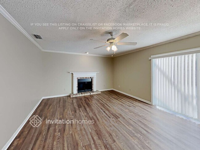 Building Photo - 16601 Vallely Dr