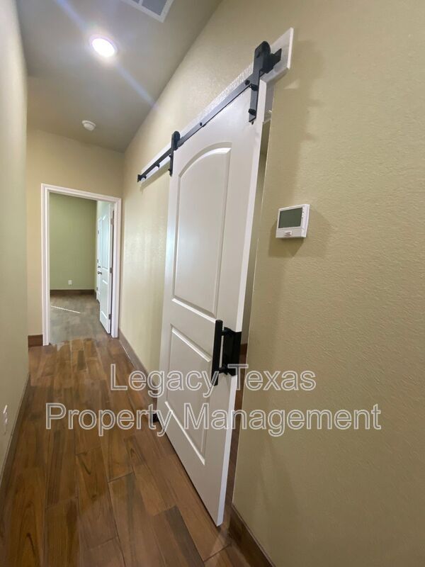 Building Photo - 105 Sabine Ave