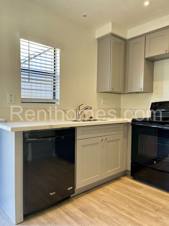 Building Photo - 2718 Ariane Dr