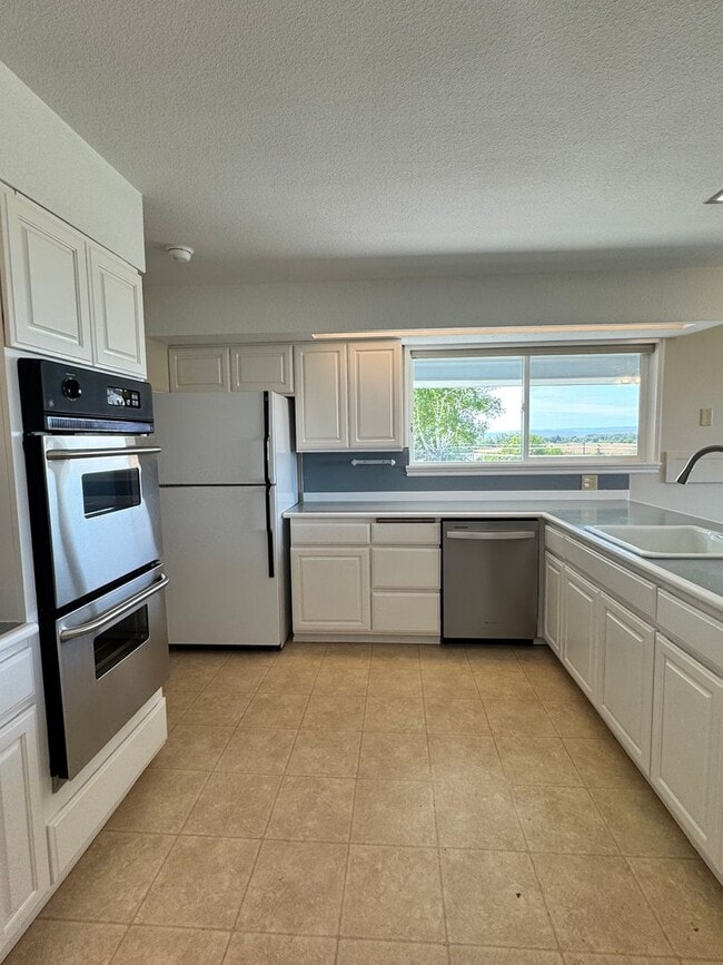 Building Photo - Large lower valley home, freshly remodeled...