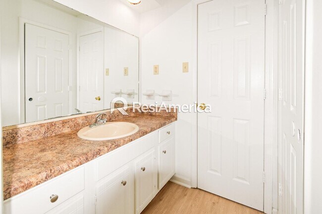 Building Photo - Newly Renovated 3/2 in a Quiet Neighborhood