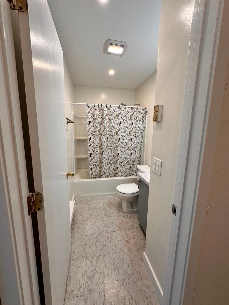 Building Photo - 585 Park Rd