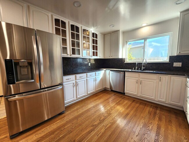 Building Photo - Charming Single Family Home Located in Sou...